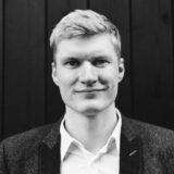 Jonas Deinlein im Portrait, schwarz weiß Bild. Vistroem Geschäftsführer und Entwicklungsleiter.